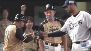 「心温まる瞬間」初安打のハム樋口に“粋な祝福”　西武メヒアの優しさにほっこり