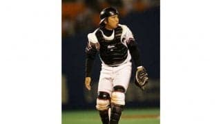 ロッテ、10・4西武戦でOB里崎氏が始球式に登場　歌手・モデルの鈴木愛理さんとバッテリー