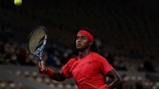 ジョコビッチも思わず拍手　22歳の“股抜きウイナー”に海外興奮「これは必見だ」