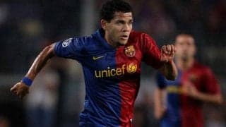 驚愕の長距離直接FK弾！史上最高SBの1人、D・アウベスが決めたバルセロナ初ゴール【ファースト・ゴールズ】