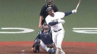 風船ガムを膨らませながら特大弾…　オリ・AJの“曲芸本塁打”にファン衝撃