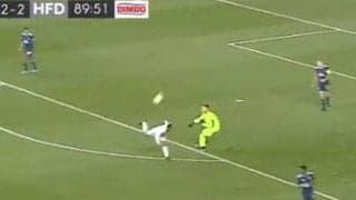 出した右足が生んだ珍ゴール　奇跡の“スコーピオン弾”に驚愕「年間ベストゴール」