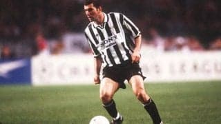 相手GKは見送ることしかできず、ジダン氏がユベントス時代に決めた低弾道FK【ビューティフル・フリーキック】