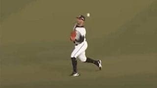 「何であれで届く…」　ロッテマーティン、規格外の“ランニングレーザー送球”が凄い