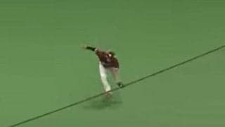 楽天・辰己の“神守備”にファン喝采　地面ギリギリ捕球に日ハム杉谷思わず飛び出す