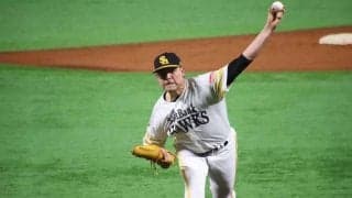 スタンドどよめく執念のプレー　鷹ムーアがライナーをダイビング素手キャッチ