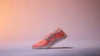 アディダス、新作シューズ「FUTURECRAFT.STRUNG）」を発表。ランナーの足型を糸にデータマッピング