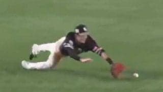 鷹周東、中前打を阻止する“韋駄天ダイブ”の超美技！　打ってもマルチ＆33盗塁目