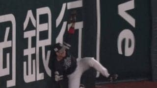 「どんなダイビングキャッチよりも凄い」鷹・栗原の豪快“栗拾い”にファン称賛