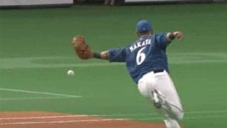 「上手すぎるんだけど」「やっぱりすごい」ハム中田の芸術グラブトスにファン絶賛