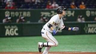 「もはや芸術の域」巨人・松原聖弥、驚愕の両足浮きつつ“曲芸打法“で中前二塁打