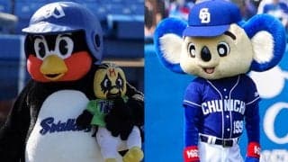 まさかの笑い声が…　ドアラvsつば九郎の“にらめっこ”にファン「シュールすぎるw」