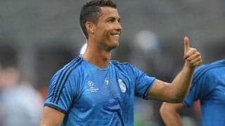 新型コロナ陽性も無症状のC・ロナウド、笑顔でチームメイトを見守りサムズアップ！