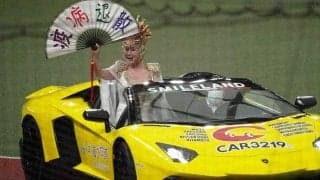 “ラスボス”小林幸子さんが始球式に降臨　ド派手ドレスに豪華グラブで「疫病退散！」