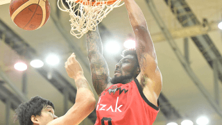 富山グラウジーズが三遠ネオフェニックスに27点差の完勝、ソロモンはデビュー戦で“ダブルダブル”の活躍