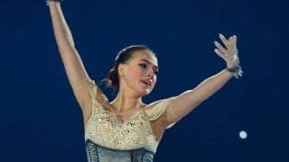 舞い降りたザギトワ　司会者のシースルー衣装に海外歓喜「スタイリッシュで可愛い」