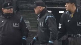 まるでダチョウ倶楽部？　審判団の“鉄板ギャグ再現”にファン爆笑「面白すぎる」