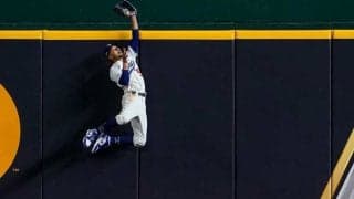 【MLB 優勝決定S】ドジャース、385億円ベッツがまた超人キャッチ　負ければ終戦の大一番で“本塁打強奪”