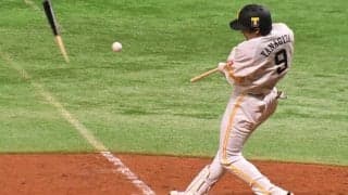 折れたバットが右翼前まで…鷹・柳田の“規格外”怪力にファン衝撃「おかしいだろ」
