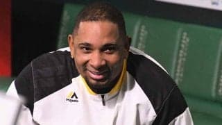 鷹バレンティン、試合前の円陣で鼓舞も…　ナインの注目はネックレス？　「えぐいな…」