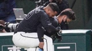 ロッテ・マーティンが負傷交代　一塁駆け抜け転倒、自ら歩けず苦悶の表情でベンチ下がる