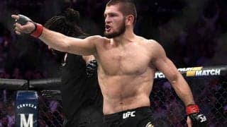 UFC最強王者、2万円超“究極のマスク”姿に海外反響「バットマンだ」「どこで買える？」