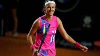 テニスボールがネットの上でまるで綱渡り！？打った選手も苦笑いの珍プレー