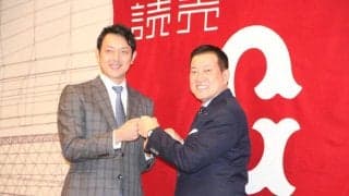 岩隈の引退会見に花添えた最後の“グータッチ”　喜びと苦しみ知る原監督から贈る言葉