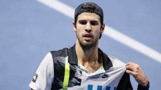 テニス 明らかな誤審を発端に試合は大荒れ。看板を蹴り、審判台をぶっ叩く