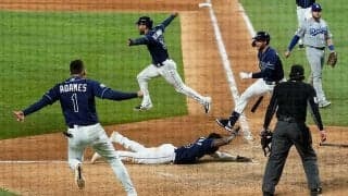 【MLB WS】ファンブル→転倒→後逸…ドタバタサヨナラ激勝レイズ　殊勲フィリップスを指揮官絶賛