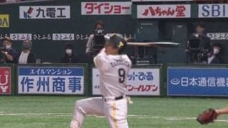 鷹・柳田、衝撃の“変態打ち”に西武・山川も唖然？　片膝着いてもフェンス直撃二塁打
