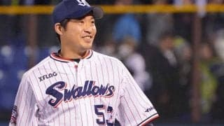 ヤクルト五十嵐、引退登板で笑顔の1球　「ロケットボーイズ」組んだ石井コーチと抱擁