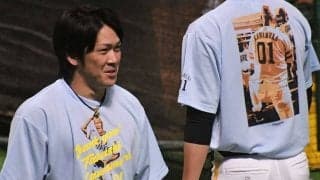 V王手のソフトバンクが天国の川村氏と共に戦う！　背番号「01」特製Tシャツで練習