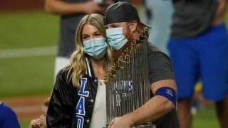 【MLB WS】新型コロナ感染で途中交代のターナーが試合後にセレモニー参加　マスク外し記念撮影も