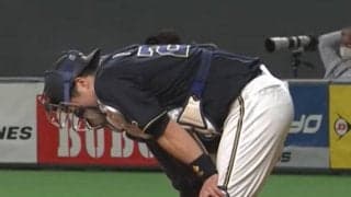 強烈ファウルチップが直撃…オリ伏見の“悶絶映像”にファン心配「当たりすぎや」