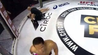 「MMA審判が勝者をぶっ飛ばした」　追撃阻止する大慌ての“強烈体当たり”に米興奮