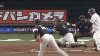 「おかわり君の表情よ」　暴投カーブ止めた鷹甲斐“超絶キャッチ”に西武中村も驚き