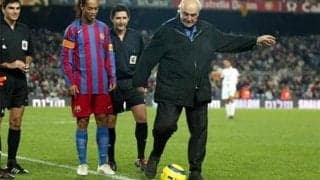 バルサが初代『007』コネリーさんを追悼...2005年にカンプノウに登場