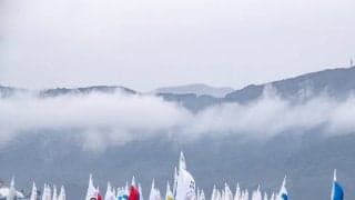 冷たい雨で4R実施。和歌山・全日本インカレ2日目