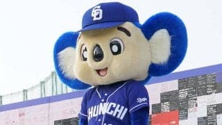 中日ドアラ、話題の“禰豆子コスプレ”に続く新作！　ロッテマーくんが公開「斬新笑」