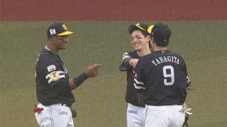「イケメンすぎて眩しい」西日で試合中断…鷹の外野3人衆の“ヒソヒソ”に注目