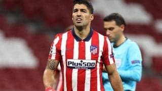  “のぞき”は許されない、VARを盗み見たスアレスがスポーツマンシップに反してイエローカード