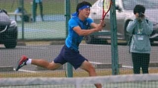 多くのコートで接戦が繰り広げられる。本戦敗退者はインカレ決めコンソレーションでのリベンジを