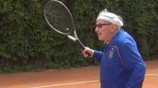 96歳おじいちゃんは現役テニス選手　大会目指す練習風景に海外驚愕「2080年のナダル」
