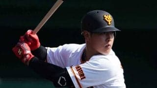 「この方向やべー」「なんで入る？」　2冠見えた巨人岡本の驚愕弾にファン騒然