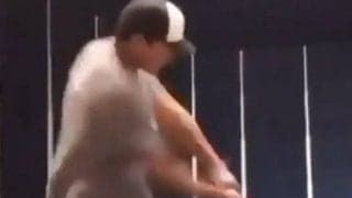 「それはガチの音？」　元MLB選手の夜空に消える“振り子ショット”にファン驚愕