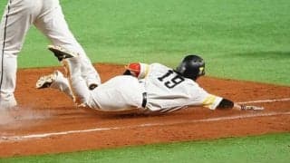 絶好機でバント失敗、8回に決勝打　鷹・甲斐が土壇場で示した“意地”