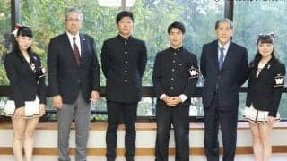 小宮山監督と早川が田中総長にあいさつ　優勝とドラフト指名を報告