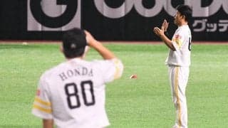 ホークスに新たなムードメーカー出現？　新人海野が熱唱「本多コーチの誕生日です」