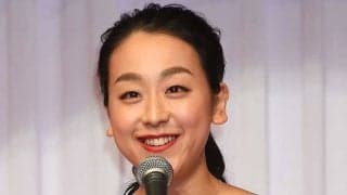 浅田真央が“男装の麗人”に変身　ハット＆黒タキシード姿に反響「宝塚の男役みたい」